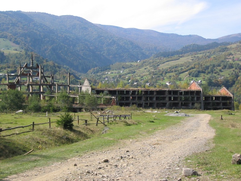 podivný betonový skelet. pod ním se kradlo