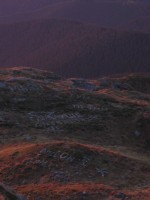 před observatoří byly nápisy poskládané z kamenů